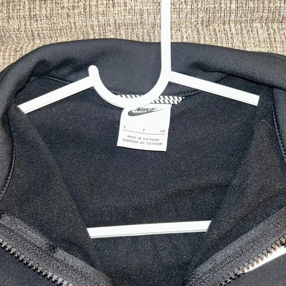 Lightweight black Nike jacket boys size small - Picture 6 of 7